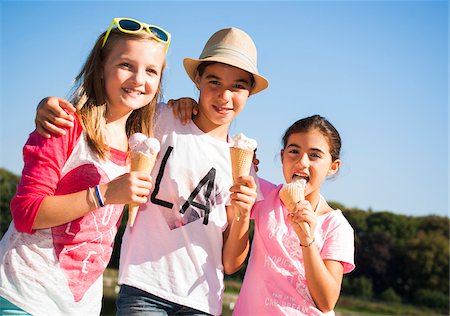 eistüte - Girls eating Ice Cream Cones, Lampertheim, Hesse, Germany Stockbilder - Premium RF Lizenzfrei, Bildnummer: 600-07148087