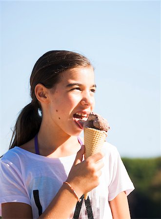 sorvete de casquinha - Girl eating Ice Cream Cone, Lampertheim, Hesse, Germany Foto de stock - Royalty Free Premium, Número: 600-07148083