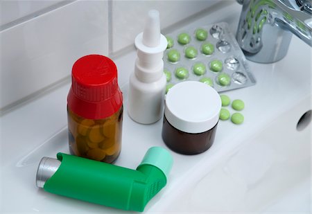 simsearch:600-00918175,k - Variety of medications on bathroom sink, studio shot Photographie de stock - Premium Libres de Droits, Code: 600-07148131