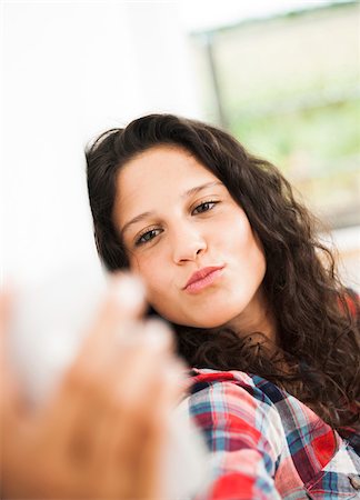 Teenage girl posing and taking selfie with smart phone, Germany Photographie de stock - Premium Libres de Droits, Code: 600-07148168