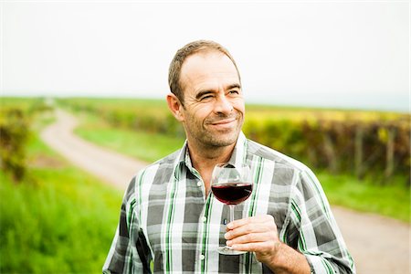 evaluación - Portrait of vintner standing in vineyard, holding glass of wine, Rhineland-Palatinate, Germany Foto de stock - Sin royalties Premium, Código: 600-07148218