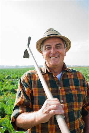 simsearch:600-07148213,k - Portrait of farmer with pickaxe, standing and working in field, Germany Photographie de stock - Premium Libres de Droits, Code: 600-07148330