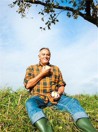 simsearch:600-07067512,k - Portrait of farmer sitting in field eating apple, Germany Foto de stock - Sin royalties Premium, Código: 600-07148344