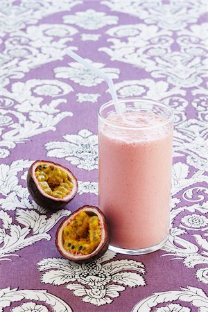 Passion fruit and passion fruit smoothie, studio shot Foto de stock - Sin royalties Premium, Código: 600-07156118