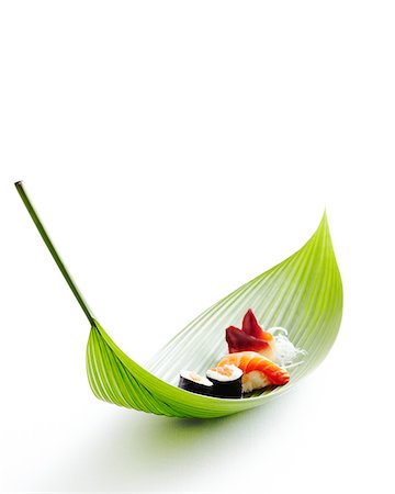 simsearch:600-08082960,k - Sushi on bamboo leaf, studio shot Foto de stock - Sin royalties Premium, Código: 600-07156134