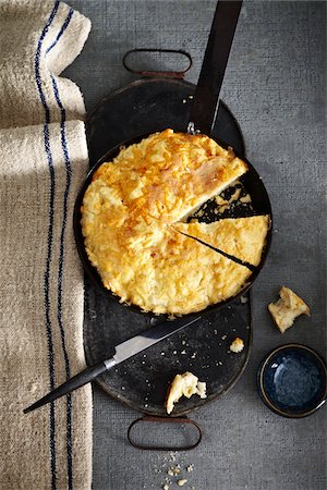 Cheesy Bannock bread in baking pan on grey background, studio shot Photographie de stock - Premium Libres de Droits, Code: 600-07156149