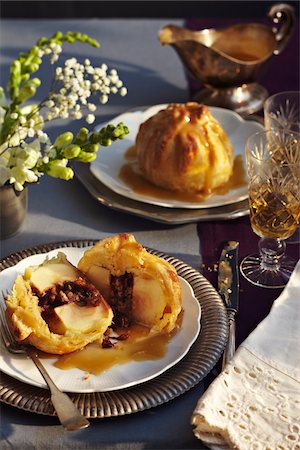 Apple Pie Dumplings with caramel sauce Photographie de stock - Premium Libres de Droits, Code: 600-07156142