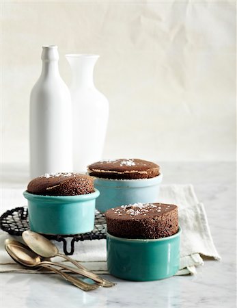 Dark Chocolate Souffles in ramekins, studio shot Photographie de stock - Premium Libres de Droits, Code: 600-07156168