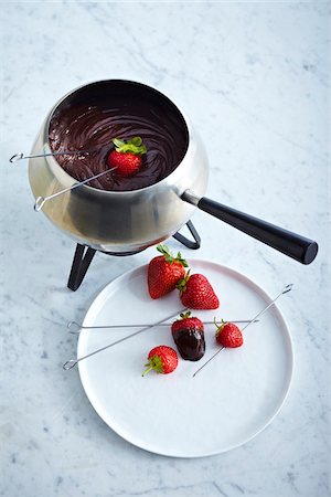 fondue (mets) - Chocolate fondue with strawberries, studio shot Photographie de stock - Premium Libres de Droits, Code: 600-07156171