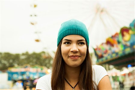 regarder sur le côté - Close-up portrait of teenage girl smiling at amusement park, Germany Photographie de stock - Premium Libres de Droits, Code: 600-07156181