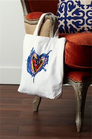 Handmade Tote Bag hanging on arm of chair, studio shot Stockbilder - Premium RF Lizenzfrei, Bildnummer: 600-07156228