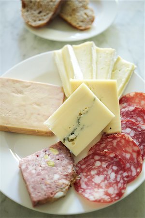 Plate of meat and cheese, studio shot Photographie de stock - Premium Libres de Droits, Code: 600-07156234