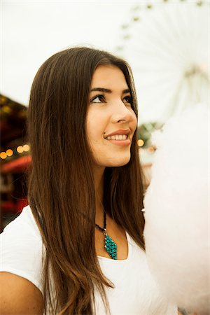 Portrait of Young Woman at Amusement Park, Mannheim, Baden-Wurttermberg, Germany Photographie de stock - Premium Libres de Droits, Code: 600-07156274