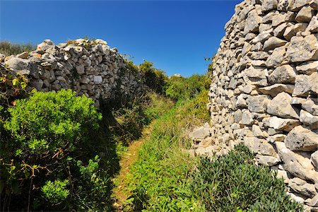 simsearch:600-02216122,k - Path Between Stone Walls, Peniche, Leiria, Portugal Stock Photo - Premium Royalty-Free, Code: 600-07156293