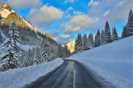 Road in Winter with Snow Covered Mountains, Berwang, Alps, Tyrol, Austria Foto de stock - Sin royalties Premium, Código: 600-07156474