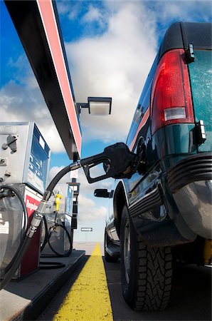 estacionar - Close-up of truck being filled up at gas station, Trans Canada Highway, near Thunder Bay, Ontario, Canada Foto de stock - Sin royalties Premium, Código: 600-07165047