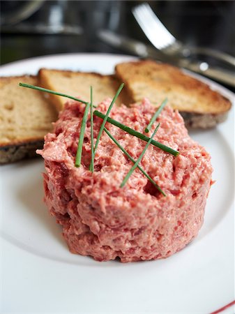 french - Close-up of Steak Tartare, Paris, France Foto de stock - Sin royalties Premium, Código: 600-07199707