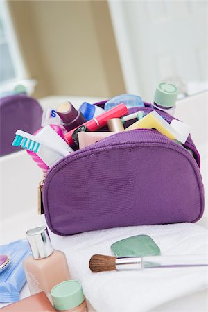Women's toiletry and cosmetic travel bag on bathroom counter, filled with toothbrush, lotion, makeup and other beauty products, USA Photographie de stock - Premium Libres de Droits, Code: 600-07199728