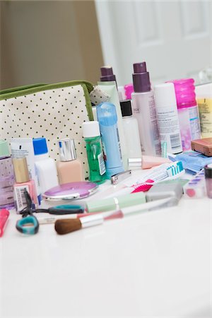 Women's toiletries and cosmetic travel bag on bathroom counter, with toothbrush, lotion, makeup and other beauty products, USA Stockbilder - Premium RF Lizenzfrei, Bildnummer: 600-07199733