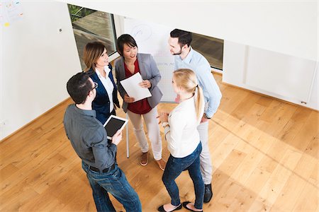 Overhead view of group of young business people and businesswoman in discussion in office, Germany Photographie de stock - Premium Libres de Droits, Code: 600-07199950
