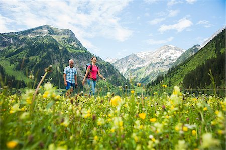 Mature Couple Hiking, Vilsalpsee, Tannheim Valley, Tyrol, Austria Foto de stock - Sin royalties Premium, Código: 600-07192154