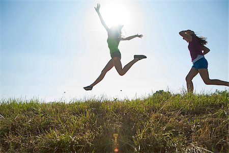 Girls Running and Jumping Outdoors, Mannheim, Baden-Wurttemberg, Germany Photographie de stock - Premium Libres de Droits, Code: 600-07192159