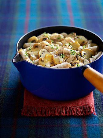 simsearch:600-06025236,k - Mushroom Penne in Pot, on Blue Background Photographie de stock - Premium Libres de Droits, Code: 600-07204024