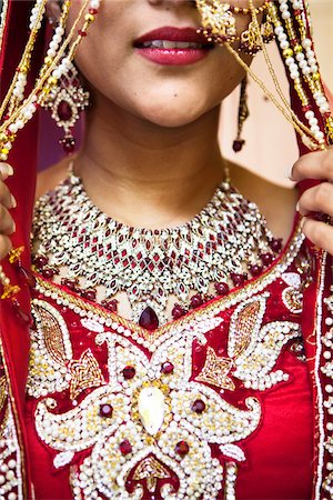 ropa tradicional - Close-up of Hindu Woman Getting Ready for Wedding, Toronto, Ontario, Canada Foto de stock - Sin royalties Premium, Código: 600-07204146