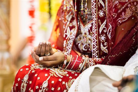 ethnic costume - Close-up of Woman's Hands during Hindu Wedding Ceremony, Toronto, Ontario, Canada Foto de stock - Sin royalties Premium, Código: 600-07204149