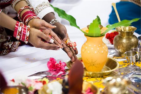 frischverheiratete - Close-up of Bride and Groom's Hands at Hindu Wedding Ceremony, Toronto, Ontario, Canada Stockbilder - Premium RF Lizenzfrei, Bildnummer: 600-07204157