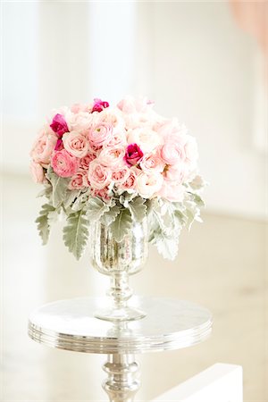 fuchsia - Bouquet of pink roses in silver vase on silver table, studio shot Photographie de stock - Premium Libres de Droits, Code: 600-07203964