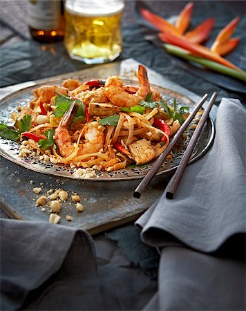 dinner plate - Pad Thai with Shrimp, Studio Shot Stock Photo - Premium Royalty-Free, Code: 600-07237812