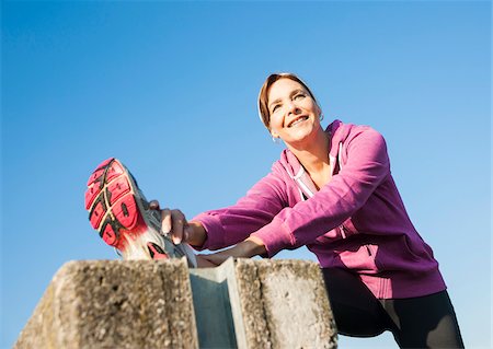 femmes seulement - Mature Woman Stretching Outdoors, Mannheim, Baden-Wurttemberg, Germany Photographie de stock - Premium Libres de Droits, Code: 600-07237888