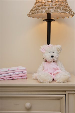 Stack of Baby Blankets on Dresser next to Teddy Bear and Lamp in Nursery Foto de stock - Sin royalties Premium, Código: 600-07232288