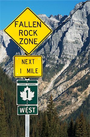 panneau de signalisation - Close-up of sign on Trans Canada Highway with Rocky Mountains in background, near Revelstoke, BC, Canada Photographie de stock - Premium Libres de Droits, Code: 600-07240895