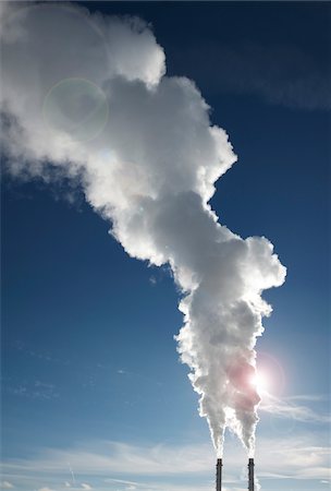 factory pollution - Industrial smoke stacks with steam billowing into blue sky, Toronto, Ontario, Canada Foto de stock - Sin royalties Premium, Código: 600-07240896