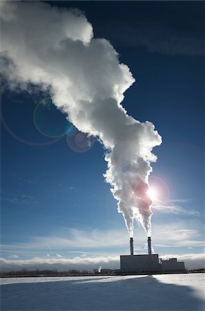 enfumé - Industrial smoke stacks with steam billowing into blue sky, Toronto, Ontario, Canada Photographie de stock - Premium Libres de Droits, Code: 600-07240897