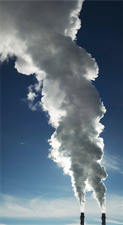 Close-up of industrial smoke stacks with steam billowing into blue sky, Toronto, Ontario, Canada Photographie de stock - Premium Libres de Droits, Code: 600-07240898
