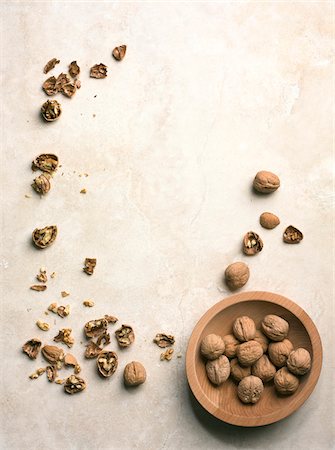 Overhead View of Whole and Crushed Walnuts on Textured Marble Surface, Studio Shot Stockbilder - Premium RF Lizenzfrei, Bildnummer: 600-07240928