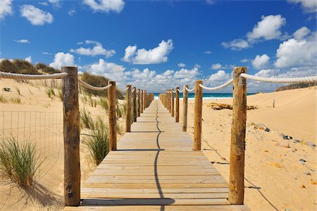 Wooden Walkway through Sand Dunes leading to Beach, Cascais, Lisboa, Portugal Foto de stock - Sin royalties Premium, Código: 600-07278735