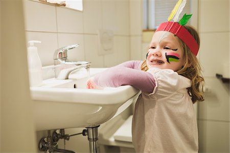 sink - 3 Year Old Girl Washing her Hands in Bathroom Sink Foto de stock - Sin royalties Premium, Código: 600-07278789