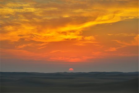 sunrise clouds - Desert Landscape at Sunrise, Matruh Governorate, Libyan Desert, Sahara Desert, Egypt, Africa Foto de stock - Sin royalties Premium, Código: 600-07279205