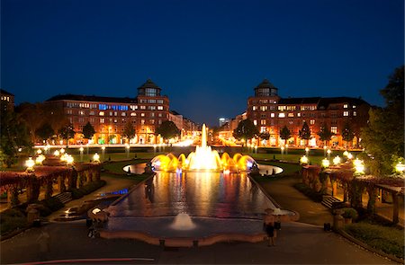 View of Water Fountain at night, with Arcade Buildings in background at Freidrichsplatz, Mannheim, Germany Foto de stock - Sin royalties Premium, Código: 600-07288021