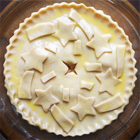 Overhead view of unbaked apple pie with star shaped cut-outs on top, studio shot Photographie de stock - Premium Libres de Droits, Code: 600-07310950