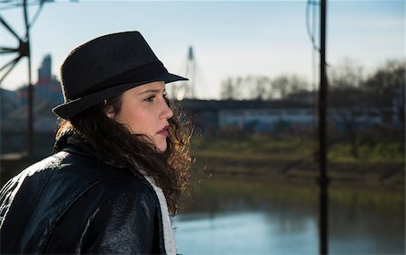 Close-up portrait of teenage girl outdoors, wearing fedora and looking into the distance, Germany Foto de stock - Sin royalties Premium, Código: 600-07310991
