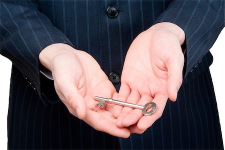 Close-up of man's hands holding skeleton key, studio shot Photographie de stock - Premium Libres de Droits, Code: 600-07311110