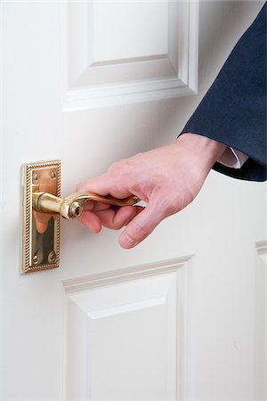 simsearch:700-03891174,k - Close-up of Man's hand on door handle, studio shot Foto de stock - Sin royalties Premium, Código: 600-07311111