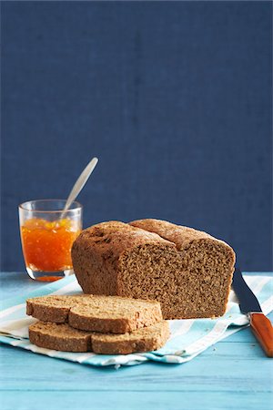 Malt Graham Loaf of Bread with Jelly in the Background, Studio Shot Foto de stock - Sin royalties Premium, Código: 600-07311272