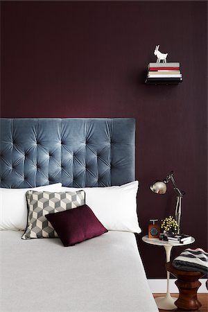 Bed and Bedside Table in Master Bedroom Stockbilder - Premium RF Lizenzfrei, Bildnummer: 600-07311273