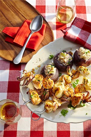 squid - Overhead View of Seafood Kebobs and Stuffed Onions at Picnic Foto de stock - Sin royalties Premium, Código: 600-07311282